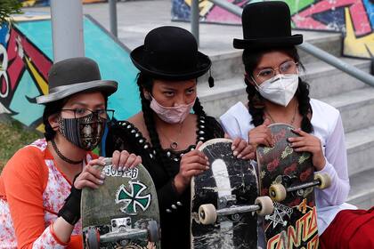 En colectivo de mujeres jóvenes llamado ImillaSkate entiende el uso de la ropa tradicional como una declaración de orgullo de su cultura indígena al andar en skate