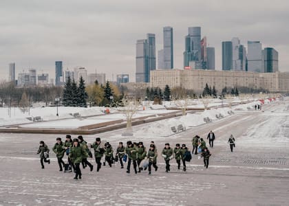 Jóvenes cadetes corriendo hacia el "Museo de la Victoria", en Moscú, el 16 de febrero de 2023. Una nueva generación está siendo educada para adoptar valores patrióticos desde una edad temprana.