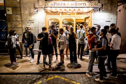 Jóvenes celebran el levantamiento del toque de queda nocturno en Barcelona, España