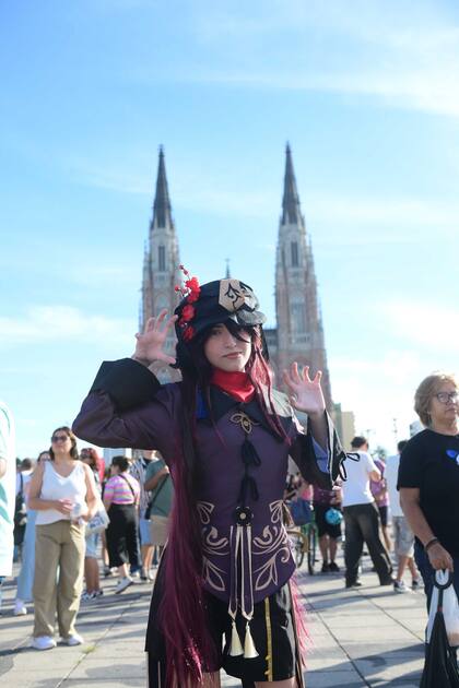 Jóvenes de la comunidad china recorrieron las actividades en la Plaza Moreno de La Plata ataviados con distintas indumentarias de época