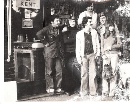 Jóvenes de zona norte, afuera del kiosco de la familia Salvucci, en algún momento de la década de los 60.