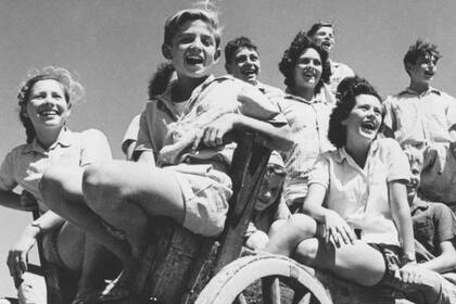 Jóvenes del kibutz Givat Brenner en 1950