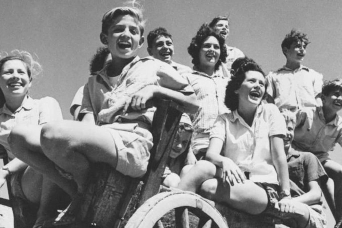 Jóvenes del kibutz Givat Brenner en 1950