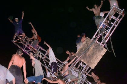 Jóvenes destruyendo las instalaciones de Woodstock 1999