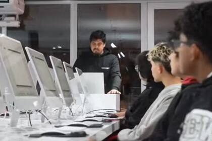 Jóvenes en el primer centro TUMO de América