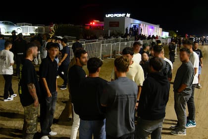 Jóvenes esperan para entrar a UFO Point a las 4 AM.