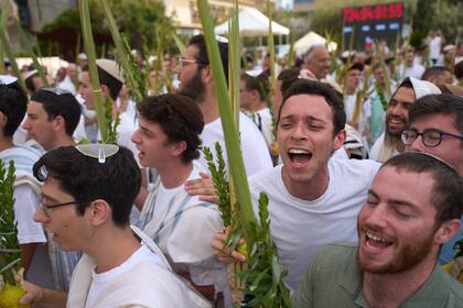 Jóvenes israelíes celebran en la Plaza de los rehenes. (AP Photo/Ariel Schalit)