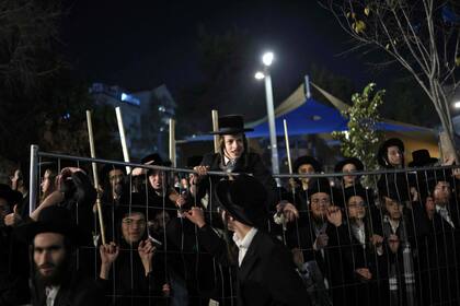 Jóvenes judíos ultraortodoxos participan en una protesta contra el reclutamiento en el ejército israelí en Jerusalén