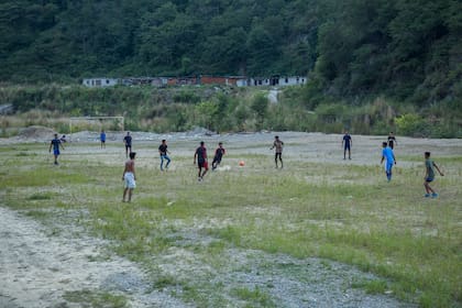 Jóvenes jugando al fútbol en Mangaltar, Nepal, en octubre de 2022.