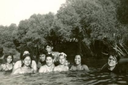 Jóvenes mexicano-estadounidenses de San Bernardino se bañan en el río Santa Ana por la restricción de acceso a la piscina municipal (mediados de 1930)