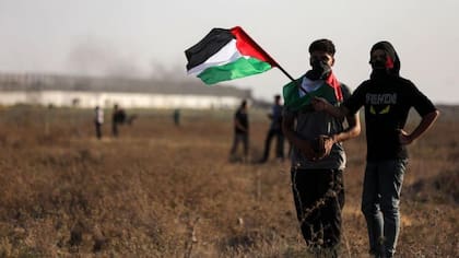 Jóvenes palestinos se manifiestan cerca de la frontera con Israel.