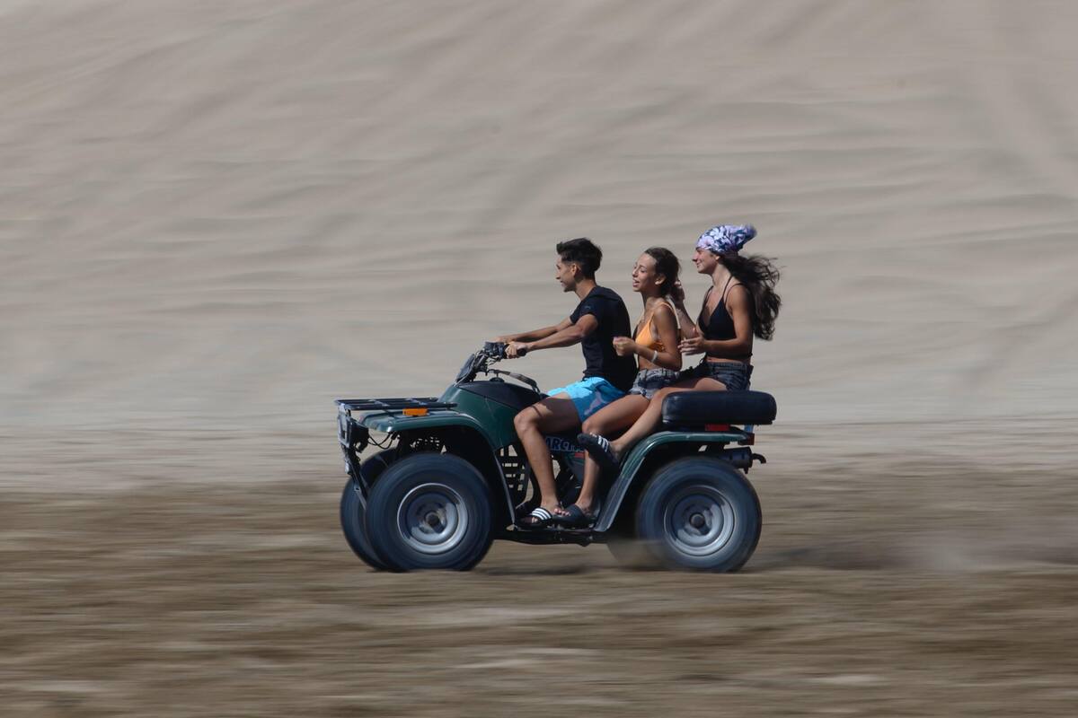 Jóvenes que circulan sin casco, a pesar de que es obligatorio en cuatriciclos. Un hábito que se repite en zonas veraniegas.