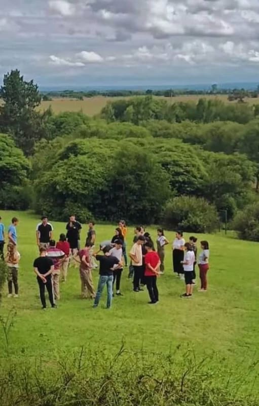 Jóvenes que eligen el silencio para conectar espiritualmente.