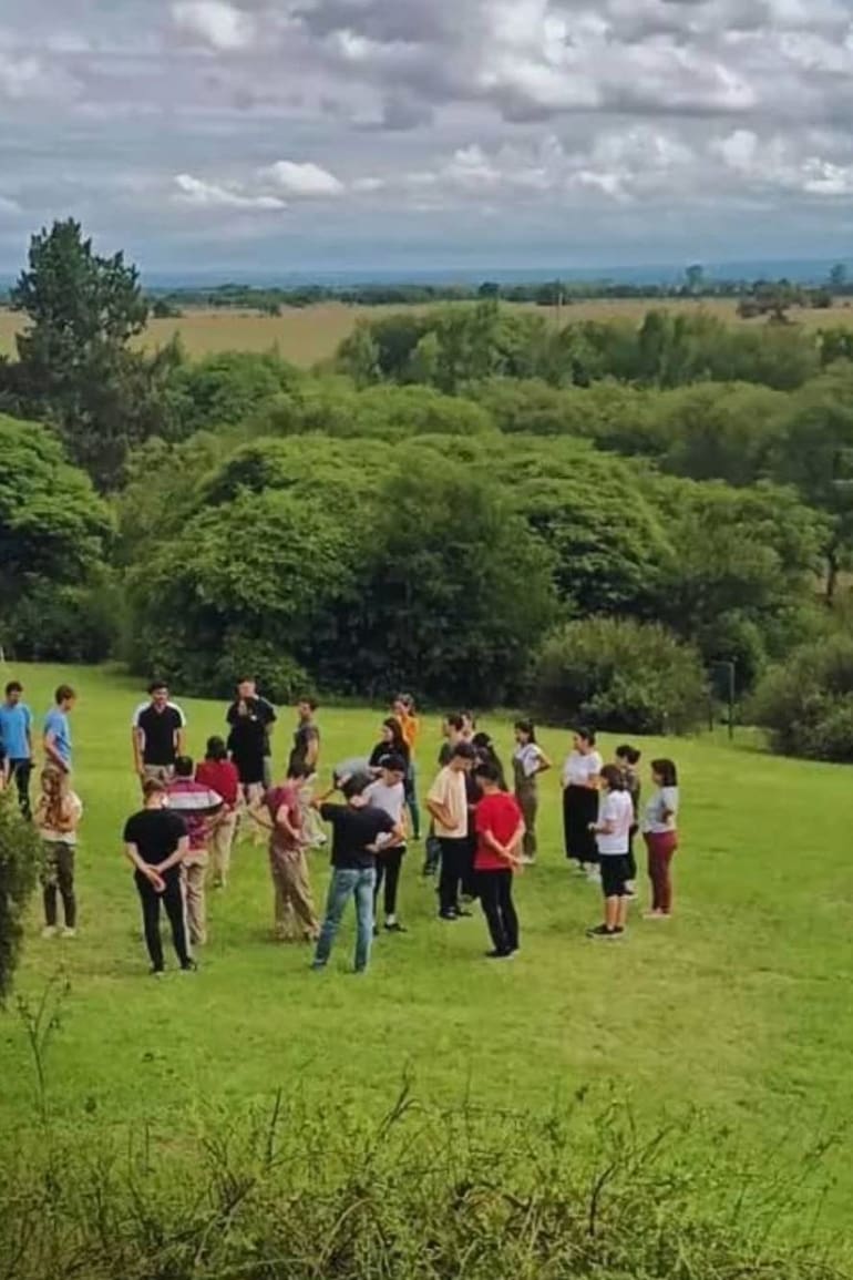 Jóvenes que eligen el silencio para conectar espiritualmente.