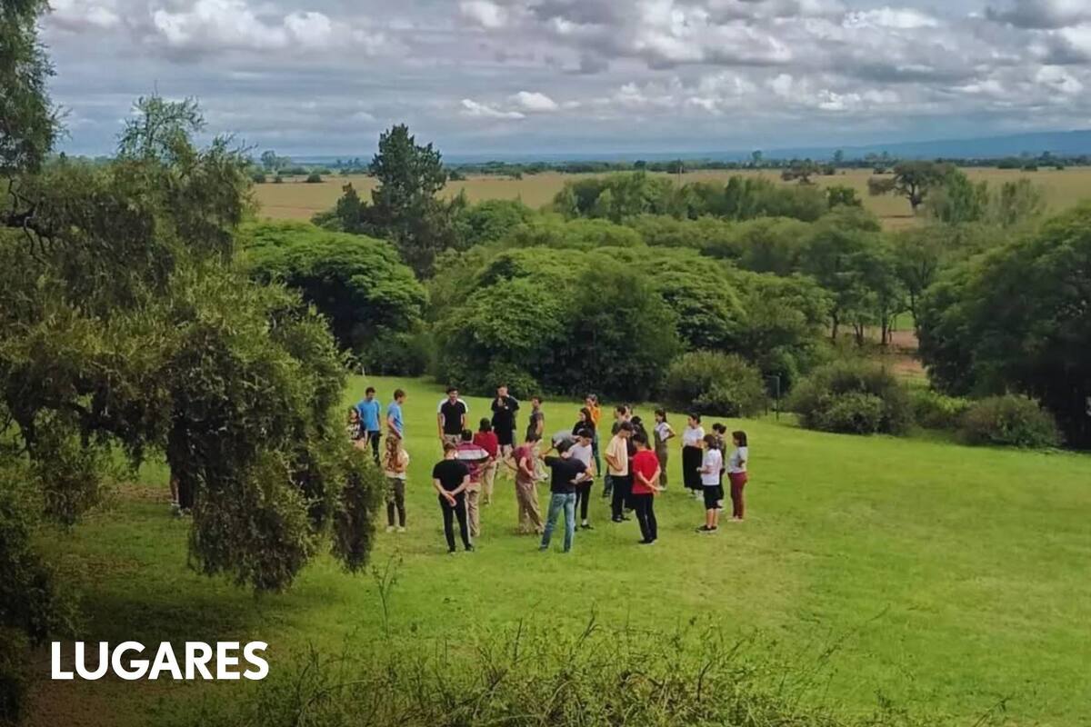 Jóvenes que eligen el silencio para conectar espiritualmente.