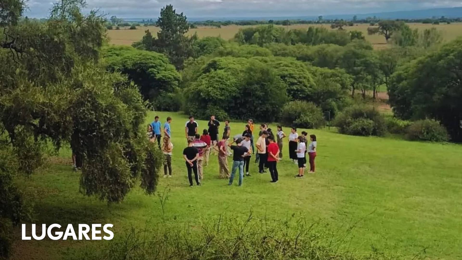 Jóvenes que eligen el silencio para conectar espiritualmente.