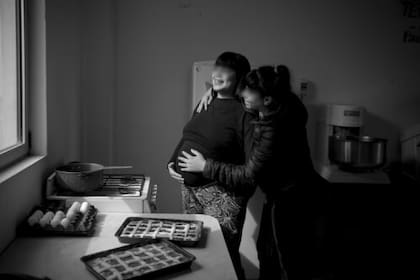 Jóvenes que participan de talleres de panadería en la cocina del Hogar Madre Teresa