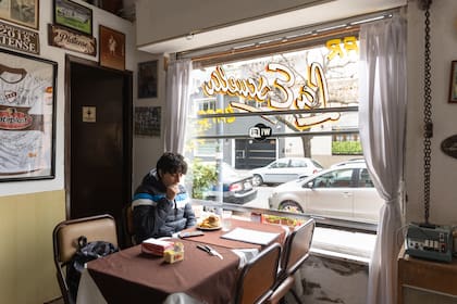 Jóvenes que se acercan al bar.