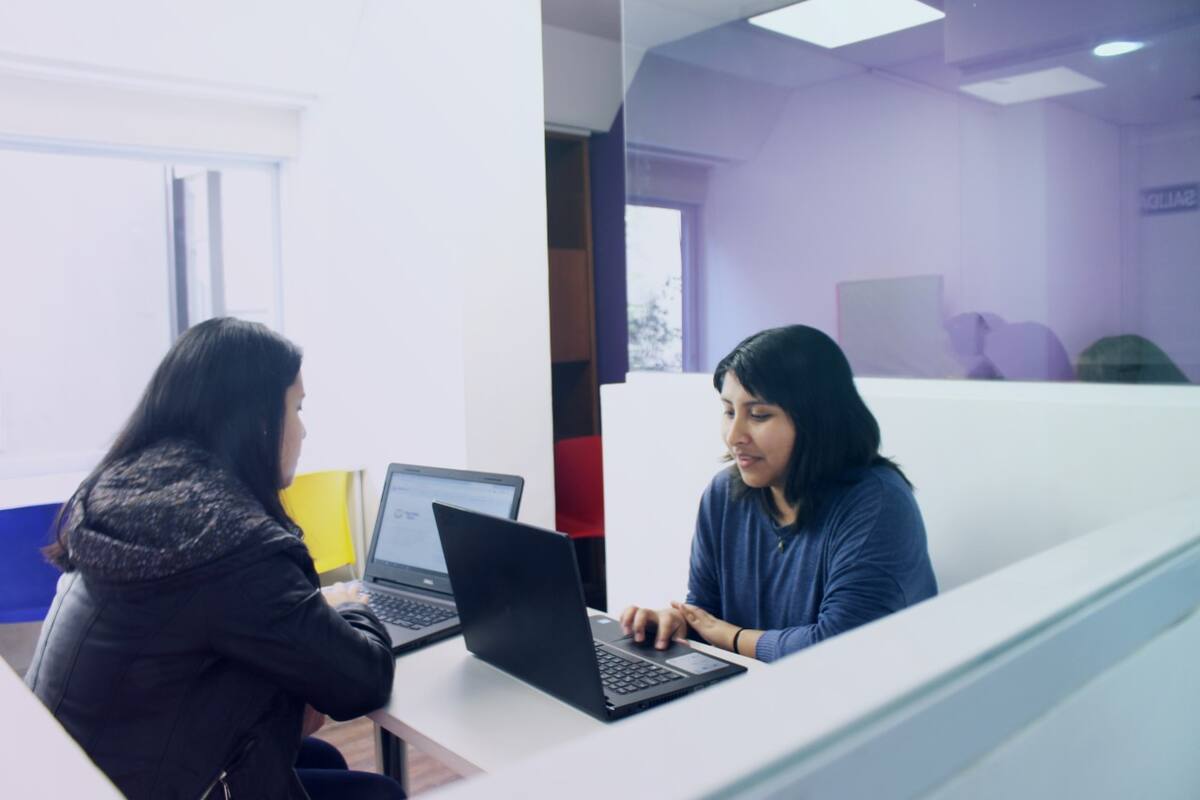 Jóvenes que se capacitan y trabajan en servicios digitales a empresas