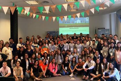 Jóvenes reunidos en CREA