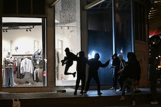 Macron rechaza la renuncia del ministro del Interior tras disturbios y saqueos