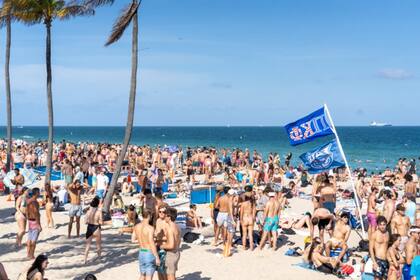 Jóvenes universitarios disfrutan del Spring Break en Las Olas Beach, Fort Lauderdale (Crédito: Romain Maurice/SplashNews.com)