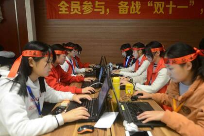 Jóvenes vendiendo por Internet en el "Día del Soltero"