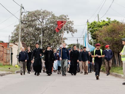 Jóvenes y seminaristas de la fraternidad durante una peregrinación a la Basílica de Luján, en 2025