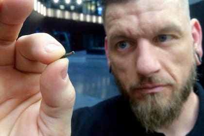Jowan Osterlund, de la compañía sueca Biohax, muestra uno de los chips RFID como los que les implantarán a los empleados de Three Square Market entre el pulgar y el índice