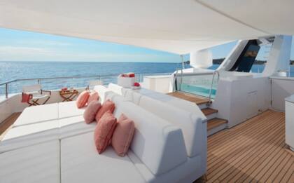 Joy cuenta con un jacuzzi en la terraza con vista al mar