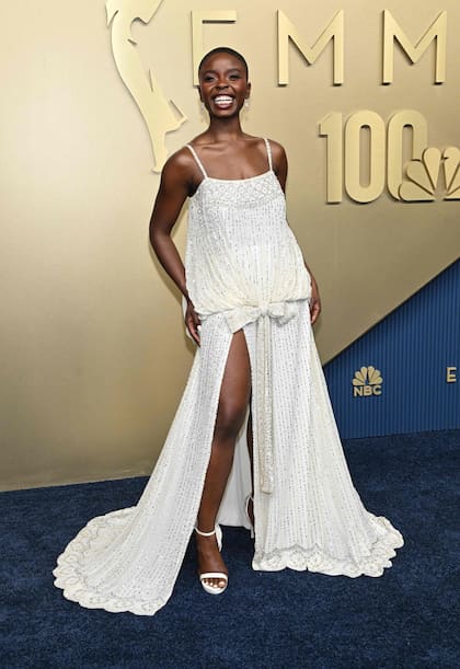 Joy Sunday, la actriz de Merlina, apostó por un look total white con un vestido con detalles de pedrería