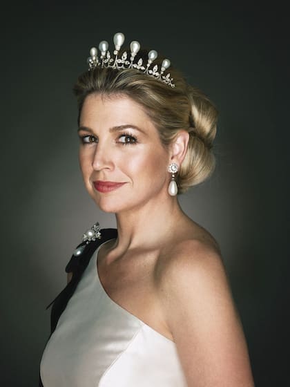 La reina Máxima suele lucir vistosas joyas en cada posado, algo que la diferencia de su suegra Beatriz