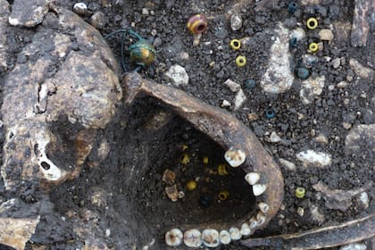 Joyas bañadas en oro y restos humanos en una tumba femenina que fue hallada cerca de la iglesia de este pueblo medieval (Inrap / Michiel Gazenbeek)