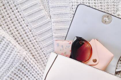 Joyas, relojes, anteojos y carteras para completar tu look. Todo, de la mano de Club LA NACION.