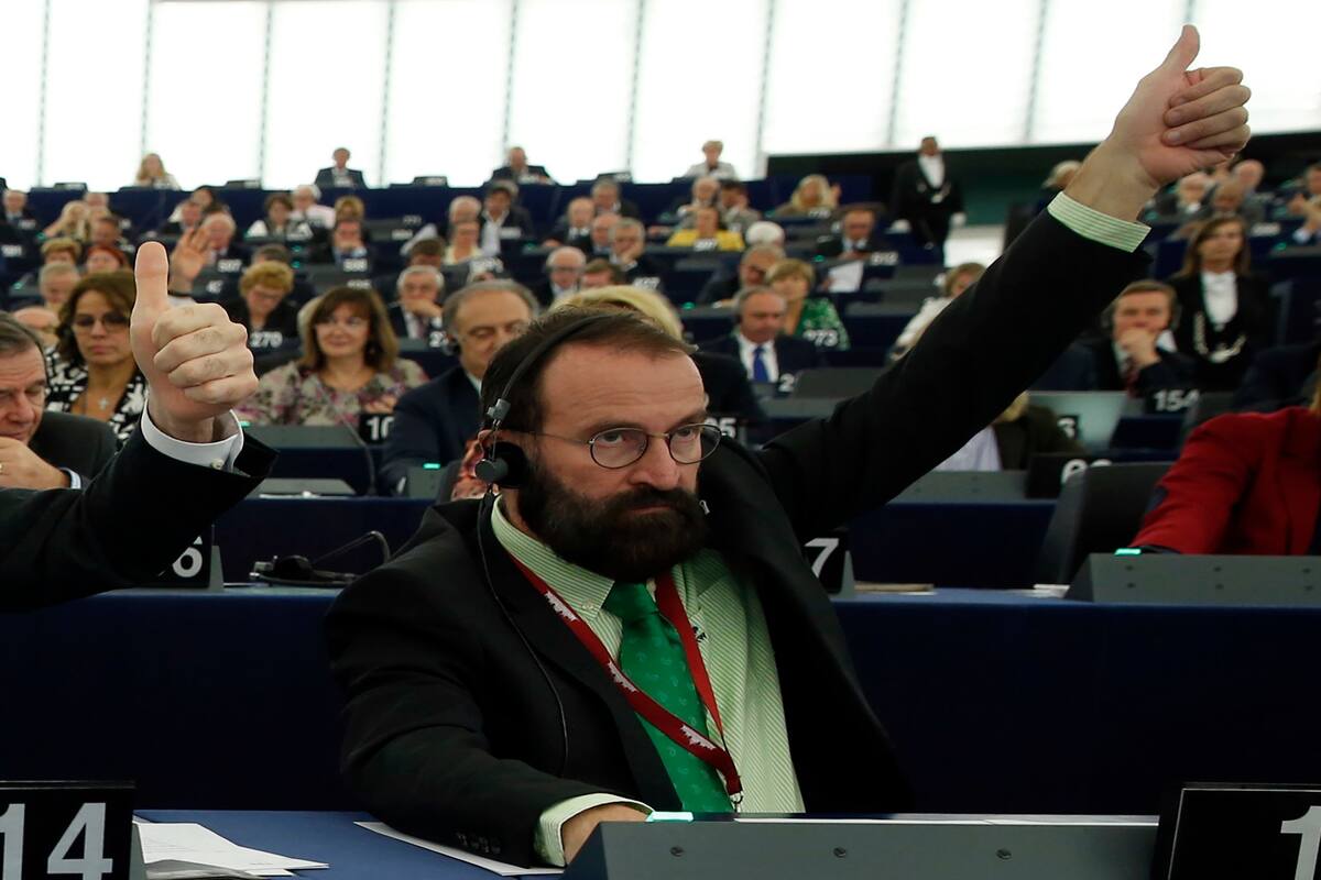 József Szájer, uno de los ideólogos del partido de gobierno en Hungría, intentó escapar por una cañería del edificio antes de ser atrapado por la policía