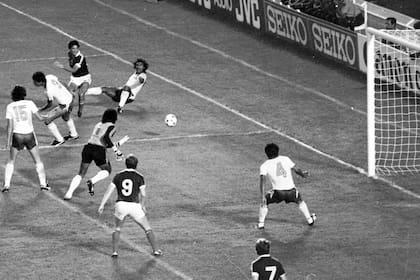 Jozsef Toth anota el cuarto gol de Hungría