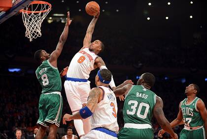 J.R. Smith (8) vuelca en un partido de los Knicks ante los Celtics en 2013, en el Madison