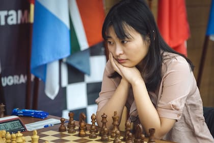 Ju Wenjun, la campeona mundial que a los 32 años pudo con su compatriota Lei Tingjie, cuya juventud muestra que el dominio chino del ajedrez femenino es una cuestión de largo plazo.