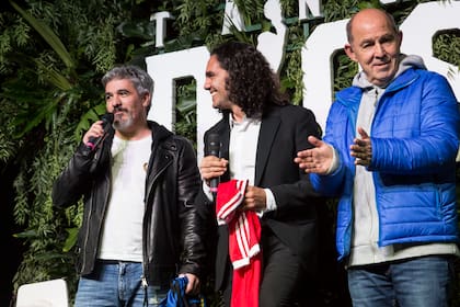 Juampi Sorin y Agustina Casanova posan con Ortega y Bochini en el evento celebrado en el aeropuerto de Morón