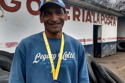 Alejandro Belén tiene 44 años, es campeón nacional de duatlón y trabaja como gomero de camiones desde hace tres décadas