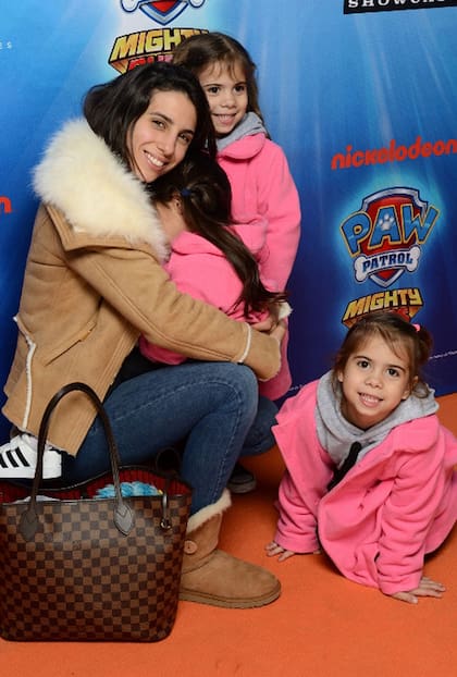 Cinthia Fernández y sus bellas niñas, antes de entrar a ver el film