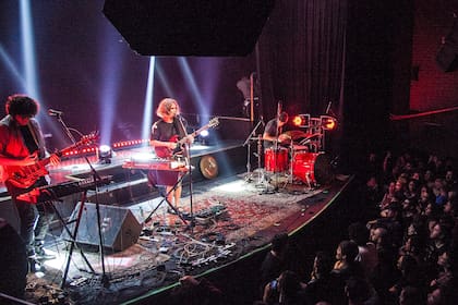 Juana en acción, con Odin Schwartz y el baterista Diego López de Arcaute