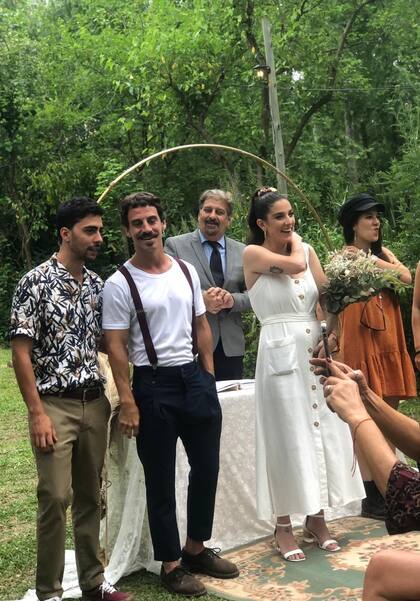 Juana y Nicolás junto a los testigos, luego de la ceremonia