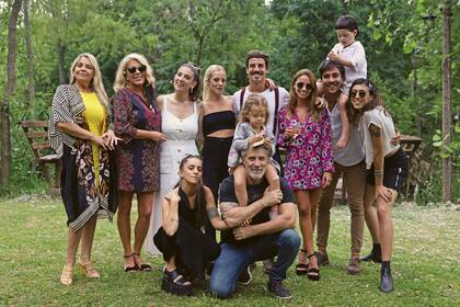 La mamá de él, Norma Suller, Reina Reech, Juana, las hermanas de Sebastián, Yamila y Bárbara (arrodillada junto a su papá, Eddie Graviotto, quien tiene sobre los hombros a Lupe, la hija del novio), Sebastián, Bautista Lena –hermano de Juana– y su novia, Delfina Villagra, Renata Repetto y Toribio.