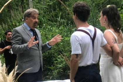 El mismo juez que los casó el martes, ofició una nueva ceremonia, esta vez frente a los seres queridos de la pareja