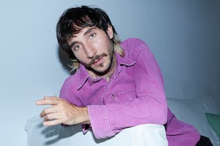 Es hijo de un actor argentino, se instaló en España y fue elegido por Alex de la Iglesia