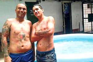 Juan Abel Leiva, líder de la barra de Colón, y Cristian "Gusano" Vera, en la cárcel de Coronda, con su pileta