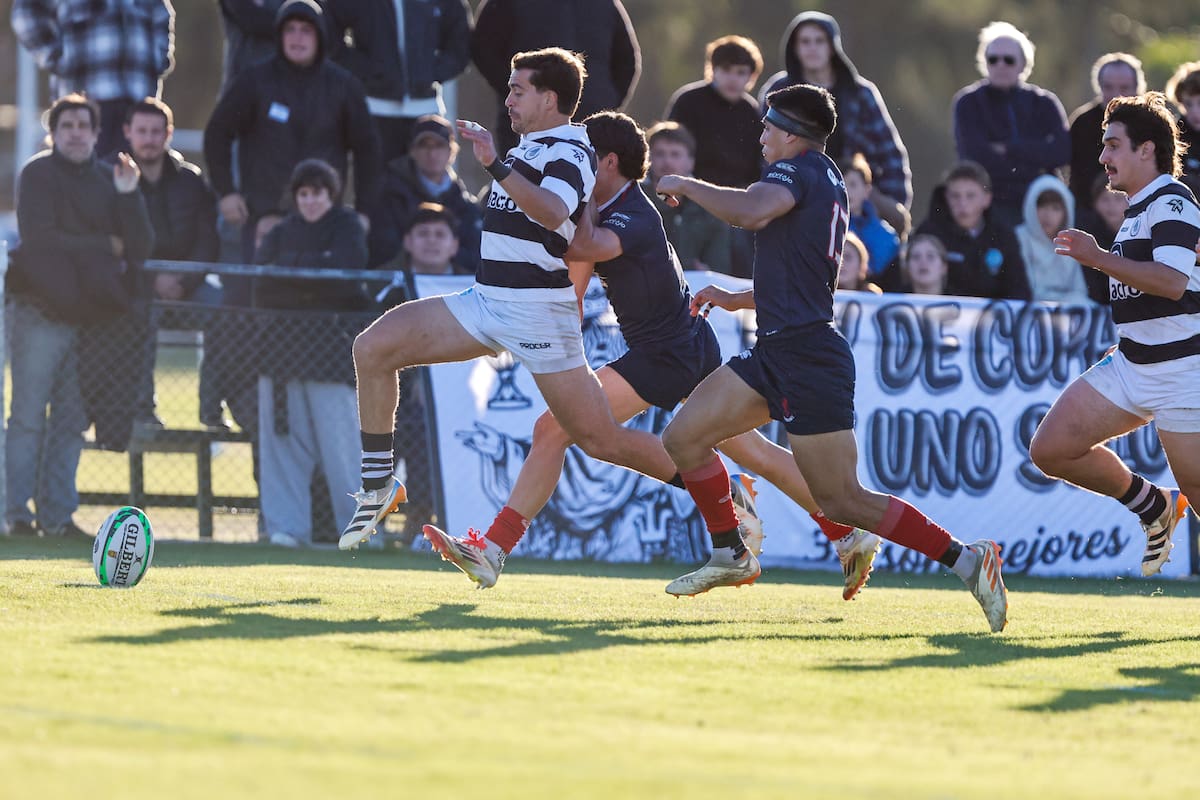 Juan Akemeier pateó, la pelota juega en contra en el pique y anulará Nicolás Pizzo, que lo persigue de cerca; en este caso no habrá try para CASI contra Buenos Aires Cricket & Rugby, pero la Academia ganará por octava vez en nueve compromisos en el Top 14 de URBA.