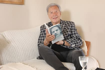 Juan Alberto está leyendo un libro de cuentos escrito por Facundo Arana, La pluma de Caly.