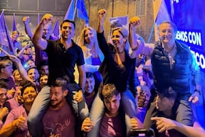 Juan Aleart, Romina Diez y Nicolás Mayoraz, en andas de los fans libertarios, en el cierre de campaña de LLA